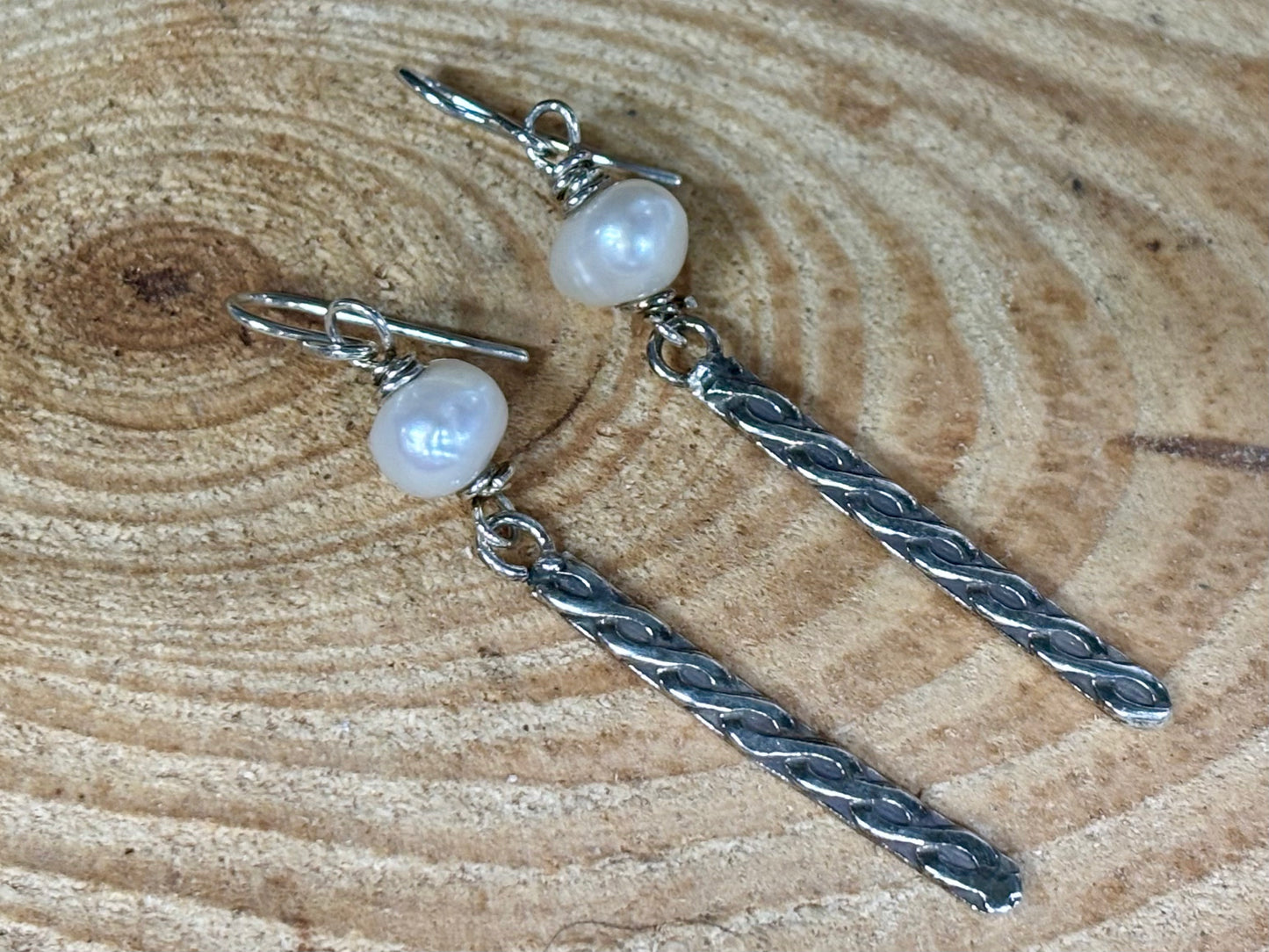 Pearl dangle earring