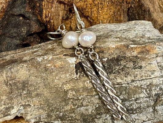 Pearl dangle earring