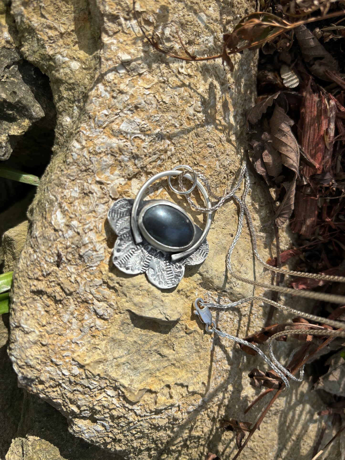Hematite stone flower necklace